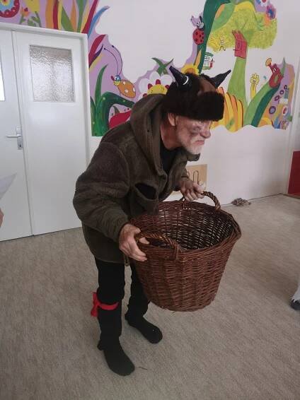 Mikuláš, čert a anděl u štěňátek | Mateřská skola Vítkov