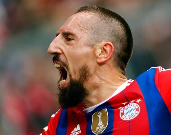 VIDEO Ribéry schytal ránu šálou od šíleného fanouška