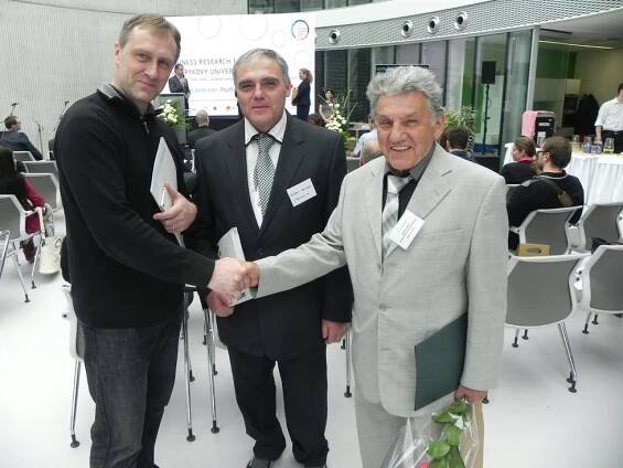 Neúnavný obuvník: Převzal ocenění univerzity a koumá nad botami do Antarktidy