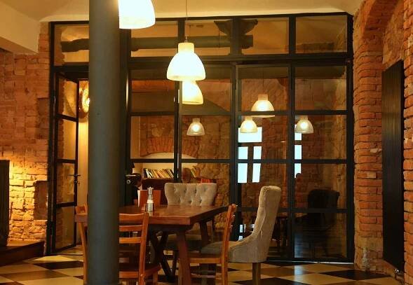 Interiér lovosického Lovo Cafe.