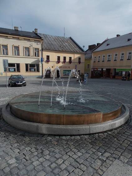 Ozdoba náměstí Rýmařov - nová… - Kašna | Turistika.cz