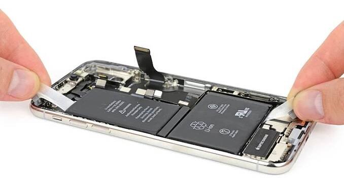 Zpomalování starších iPhonů vyjde Apple draho, zaplatí za ně další půl miliardy dolarů