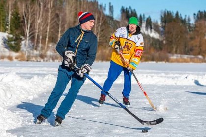 FOTO: Zimní radovánky na Dolcích. Lidé vyrazili na rybník bruslit a hrát hokej