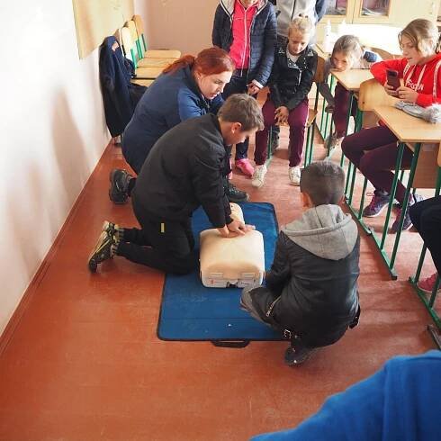 ZAKARPATSKÁ OBLAST: Výuka poskytování první pomoci na ZŠ | PŘES HRANICE EU z.s.