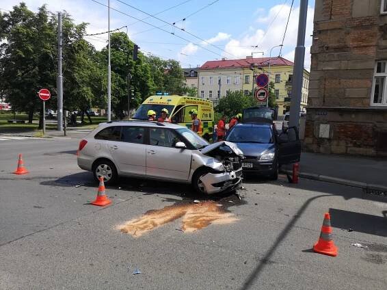 "Mezinárodní" dopravní nehoda na křižovatce ulic Tylova a Korandova | Krimi Plzeň
