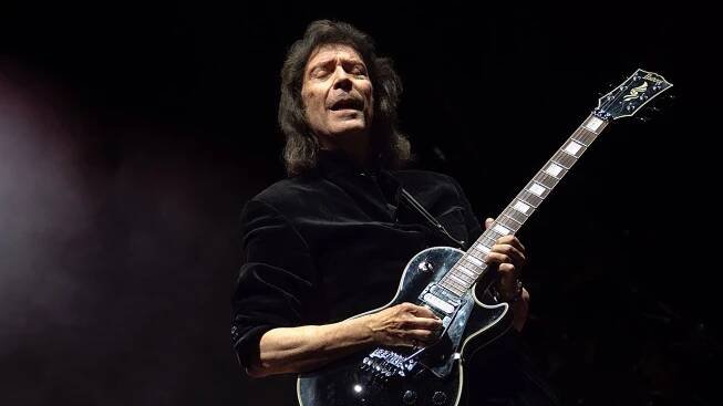 Steve Hackett shares new live clip of Fly On A Windshield with Marillion's Steve Rothery