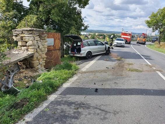 Jednotka HZS Mělník zasahovala u dopravní nehody osobního… | POŽÁRY.cz - ohnisko žhavých zpráv | hasiči aktuálně