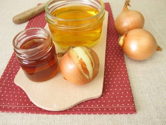 Cibulový sirup je osvědčený prostředek na kašel, nachlazení, horečku i alergie.