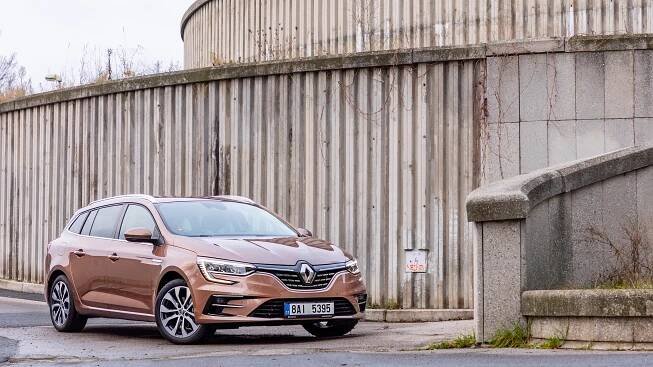 Normální auto, které poslouží jako služebák i rodinný kombík. Vyzkoušeli jsme Renault Megane Grandtour!