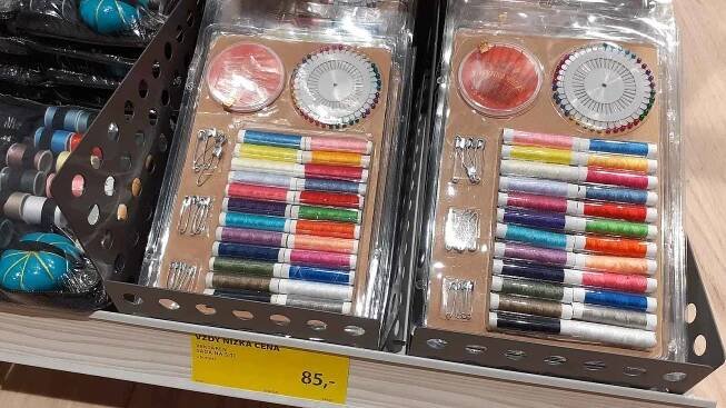V Mostě není švadlenka, v nákupních centrech lze sehnat jen omezený sortiment na šití, pletení či háčkování, nebo vůbec nic. Na snímku nabídka v Jysku