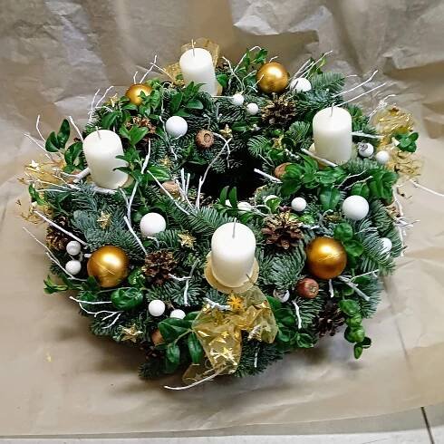 Adventní věnec na stůl, bílé svíčky, zlaté a bílé ozdoby