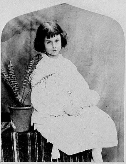 Soubor:Alice Liddell Lewis Carroll Album III.jpg – Wikipedie