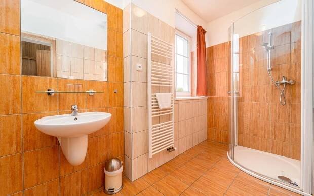 Beskydy poblíž aquaparku: Hotel Hukvaldy *** s polopenzí, wellness a bazénem neomezeně + finská a infra sauna