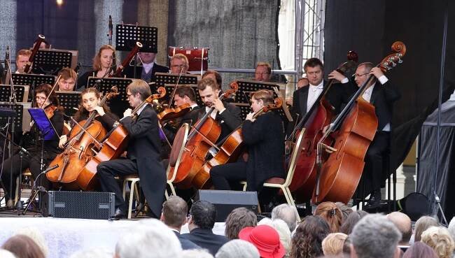 Západočeský symfonický orchestr oslavil narozeniny galakoncertem na kolonádě