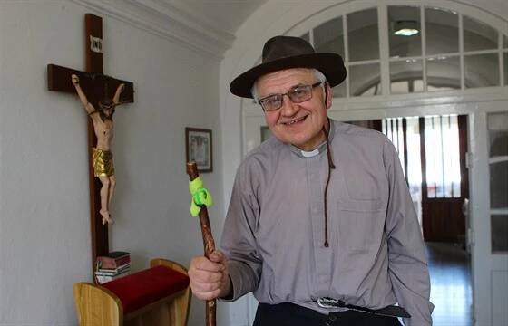 Klobouk a hůl. To je základní výbava kněze a poutníka Jana Peňáze, který od...