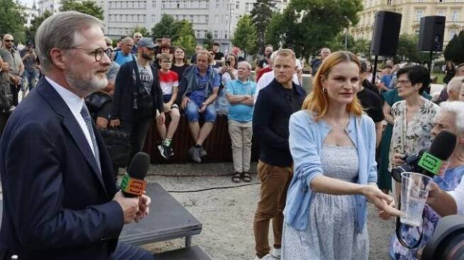 Nekompromisní Pazderková v Brně: O mikrofon se přetahovala se ženou v tričku Stačilo!, Fiala tiše zíral