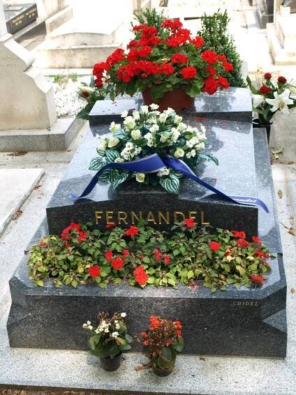 Soubor:Grave monument of Fernandel.JPG – Wikipedie