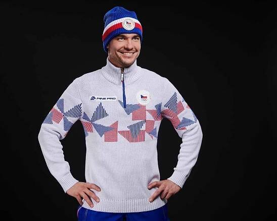 Michal Krčmář s oblečením českých závodníku pro nadcházející zimní olympiádu.