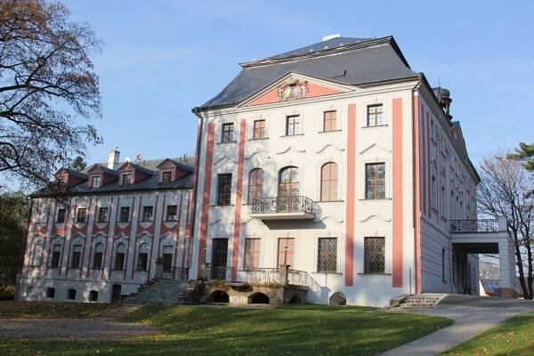 Zámek Velké Hoštice - Oficiální stránky obce Velké Hoštice
