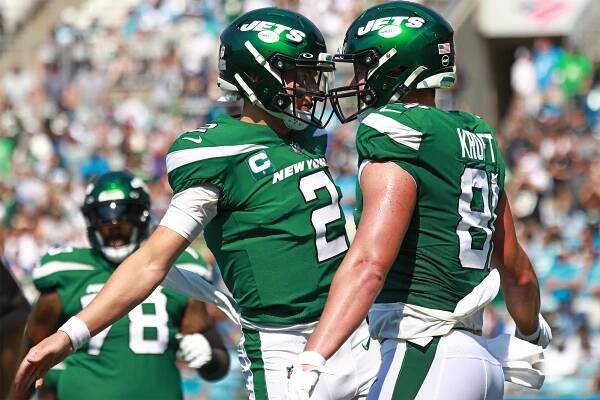 Zach Wilson celebrates with Tyler Kroft after scoring a two-point conversion.