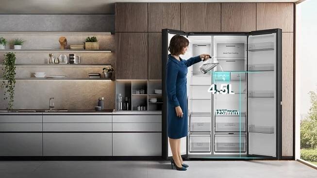 Americká chladnička Hisense RS818N4TFE, černá, nádrž na vodu