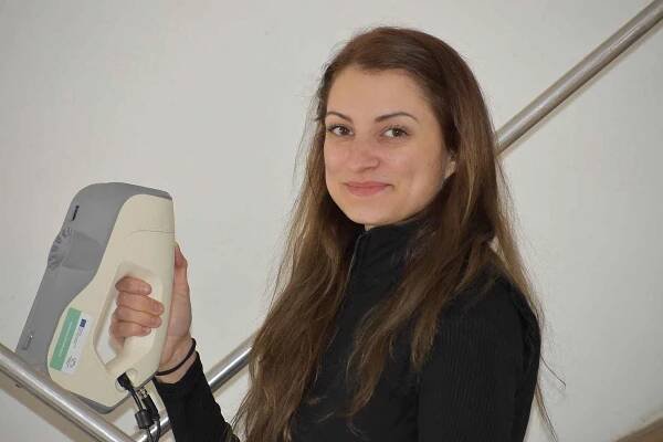 Monika Stará z centra digitalizace v Ústí skenuje litoměřický oltář, v muzeu jsme zachytili ještě pedagoga centra Kamila Podroužka a studentky při focení renesanční místnosti staré radnice.