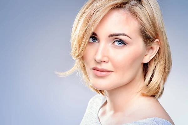 Nejlepší make-up pro zralou pleť: Tipy od profesionálů. Jaké produkty a techniky líčení jsou nejvhodnější pro pleť po padesátce