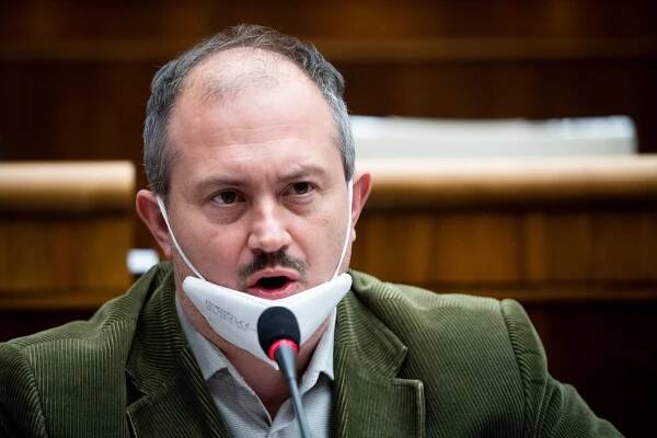 Kotleba tvrdí, že poslanecký mandát mu odsúdením nezanikol, ústavní právnici to vidia inak — Denník N