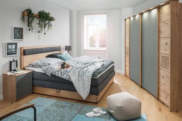 Postel boxspring dřevo a šedá