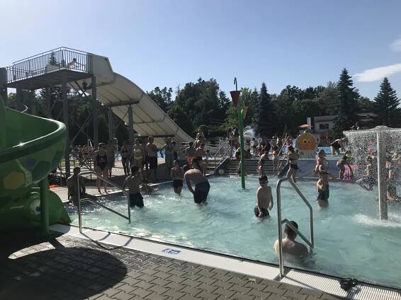 Tropický den na Jiráskově koupališti v Náchodě. Lákadlem je nový dětský bazén