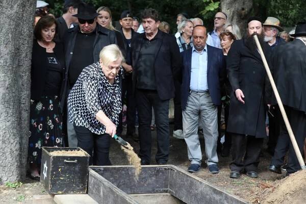 Židovský pohřeb zpěvačky Yvonne Přenosilové (†76): Jarmulky, »ztracený« syn a slzy kamarádky Filipovské