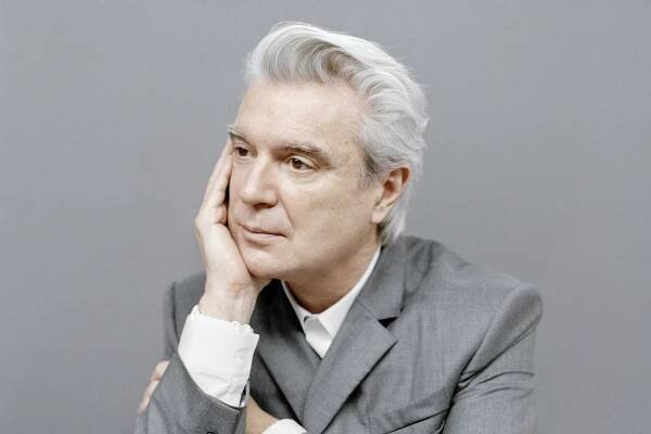 RECENZE: Novým albem bojuje David Byrne proti blbé náladě