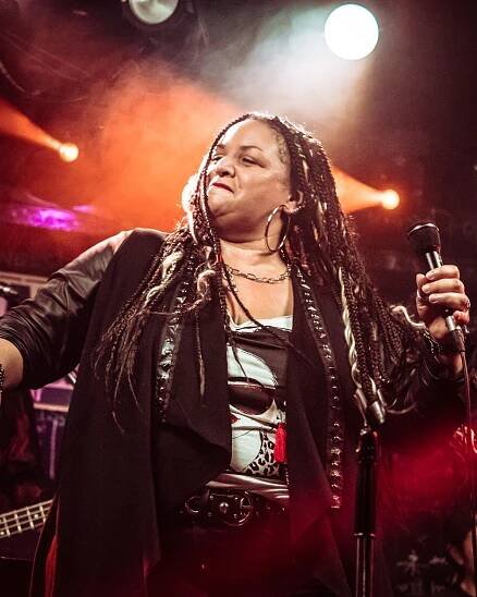 Davina Robinson | The Only American Powerhouse Blues Queen in Japan - GALLERY