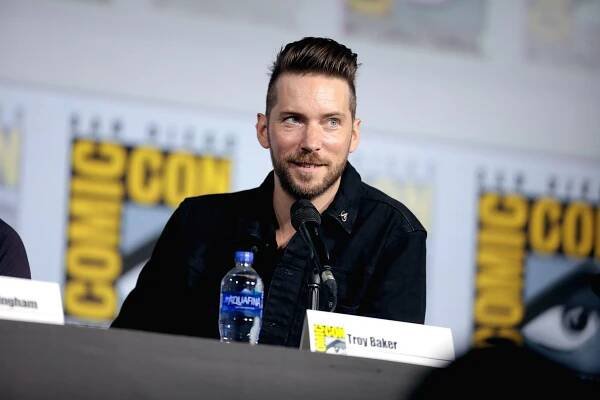Soubor:Troy Baker SDCC 2019 (48378482146).jpg – Wikipedie