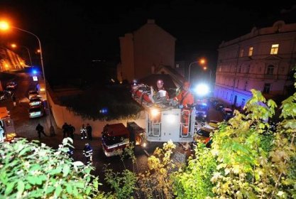 Z hradeb Vyšehradu se zřítil opilý muž. Pomáhala i lezecká skupina hasičů