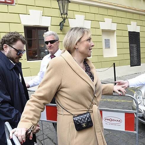 René Slováčková, starší sestra zesnulé Aničky, přišla dát poslední sbohem své milované sestře.