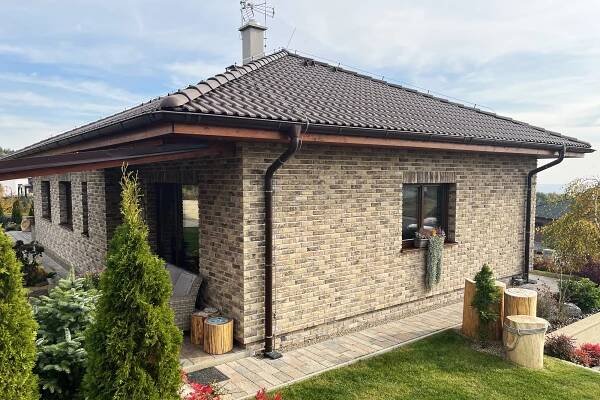 Bungalov obložený cihlovými pásky Abote