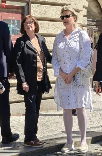 FOTO: Marika Procházková vynesla na pohřeb Simony Postlerové nevhodný outfit. – stránka 6