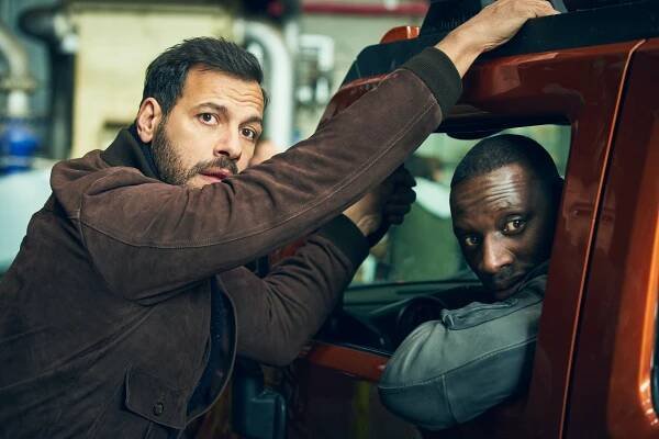 Nová akční komedie vzdává hold Smrtonosné zbrani a Mizerům. Jednu z hlavních postav hraje Omar Sy - Netflixer