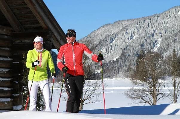 Winterwandern in verschneiter Landschaft © Photo-Austria Hans-Peter Steiner