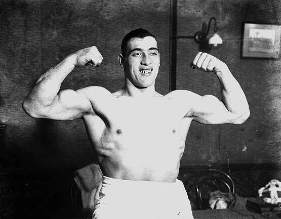 Petinju Italia Primo Carnera Memamerkan Otot Wallpaper