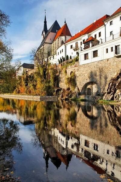 Český Krumlov sáhne řidičům hlouběji do kapsy: Vjezd do centra za stovku