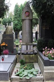 Hrob spisovatele Karla Čapka - 2 - GALERIE: Hroby slavných (33/37)