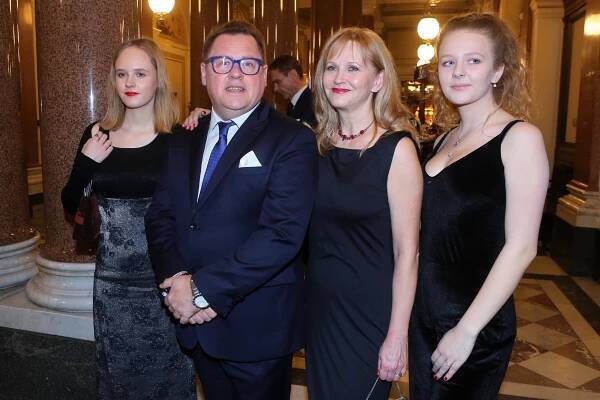 FOTO: Václav Kopta se ženou Simonou Vrbickou a dcerami Františkou a Janou
