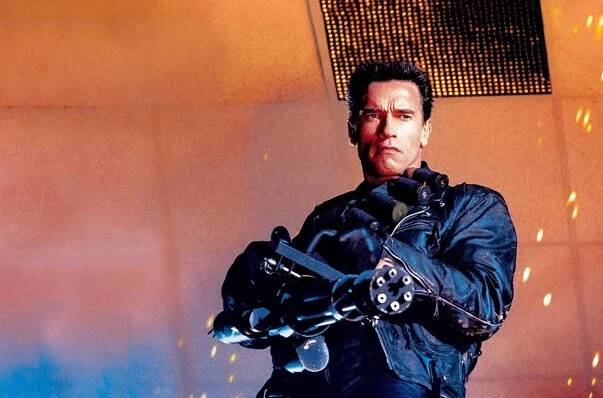V patnáctkrát dražším pokračování Terminátor 2: Den zúčtování z roku 1991 se naopak Arnold Schwarzenegger stává tím "hodným" poslem z neznámé budoucnosti.