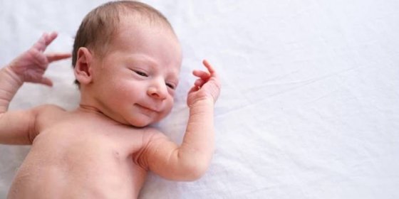 20 podivných věcí na novorozencích, které jsou ale úplně normální