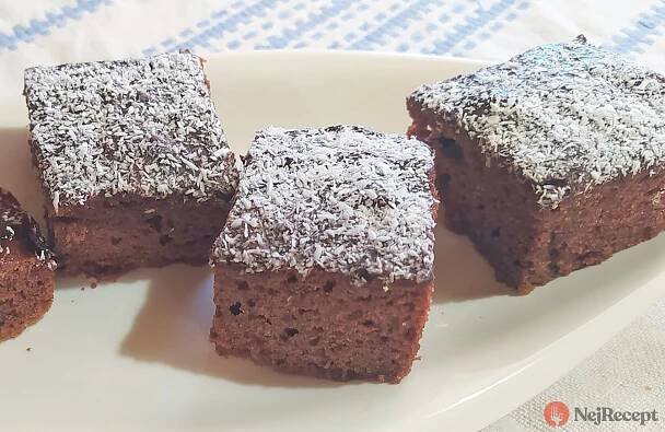 Nadýchaný hrníčkový perník s čokoládou a kokosem. Rychlý recept z jedné mísy.
