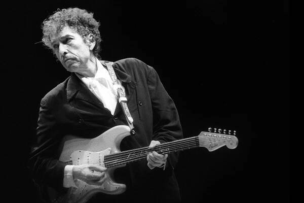 Singer-songwriter Bob Dylan performing in Anzio, Italy, 1991. (Photo by Luciano Viti/Getty Images)