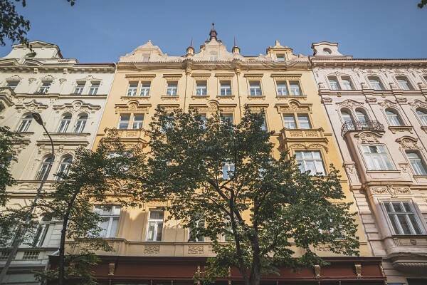 Rekonstrukce činžáku na Vinohradech. Původní prvky se tu krásně mísí s moderním stylem