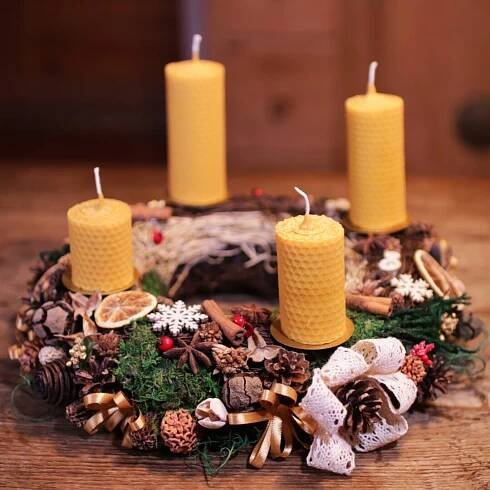 VÁNOČNÍ VĚNEC ADVENTNÍ TRVALÝ – SE SVÍČKAMI Z VČELÍHO VOSKU